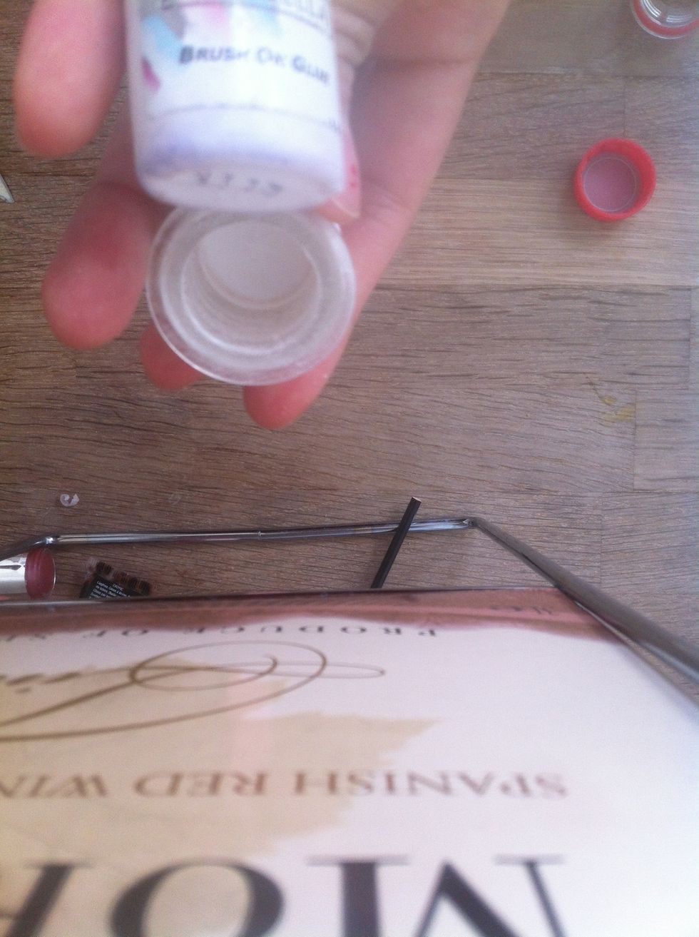 And glue the side i show you (i use nail glue, but you can use super glue)