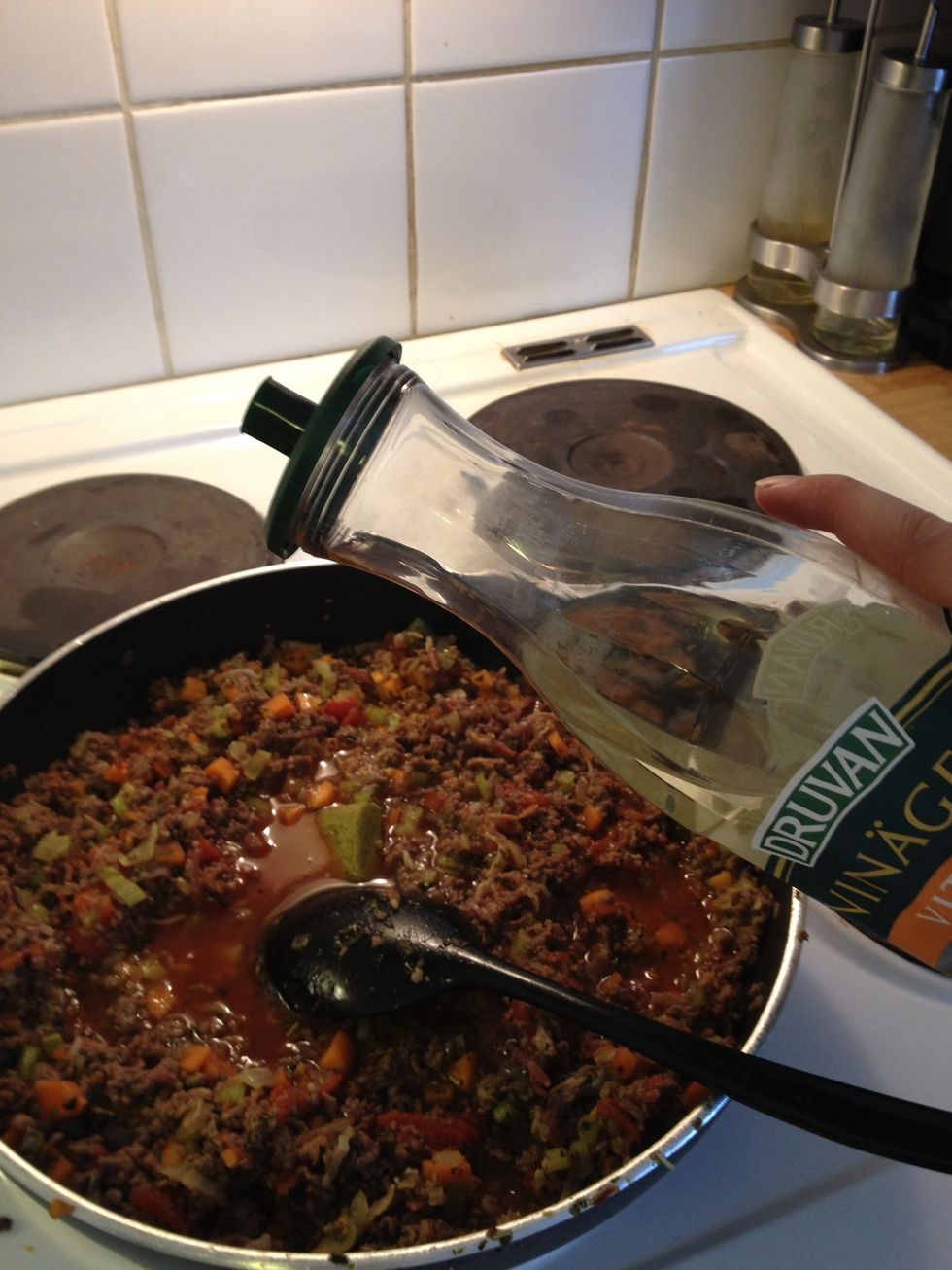 And just a splash of vinegar, i use applecider vinegar, this takes the bolognese to another level!