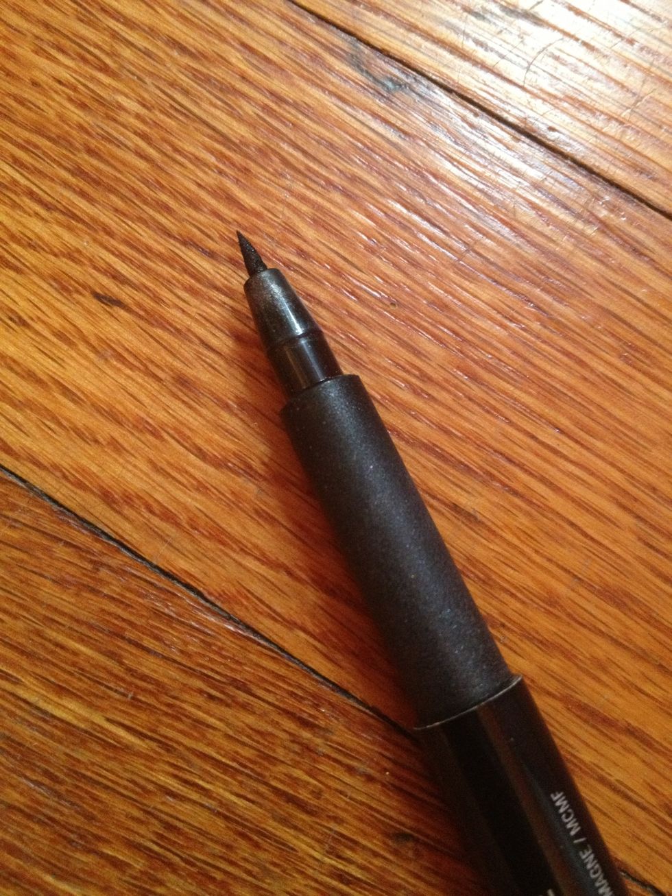 And lastly we have a felt brush tip. This type of eyeliner is probably the easiest for beginner because it's like a marker! The one in the picture is from MAC and I would highly recommend it!