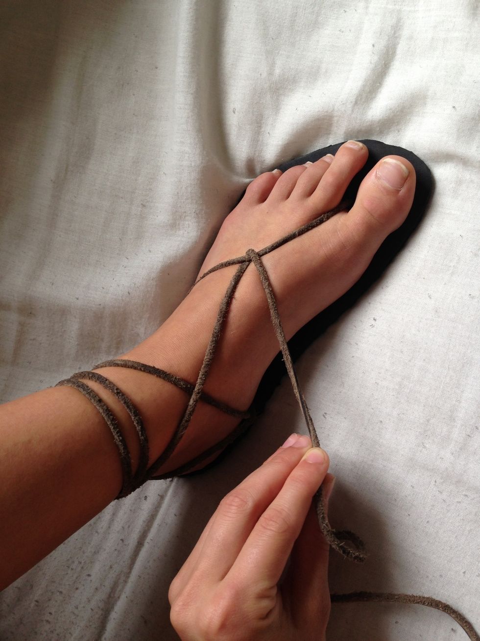 And let it go under itself and back up again. Pull the string you went under back a bit. To find out what you think is most comfterble, move the lace closer and further away from your toes.