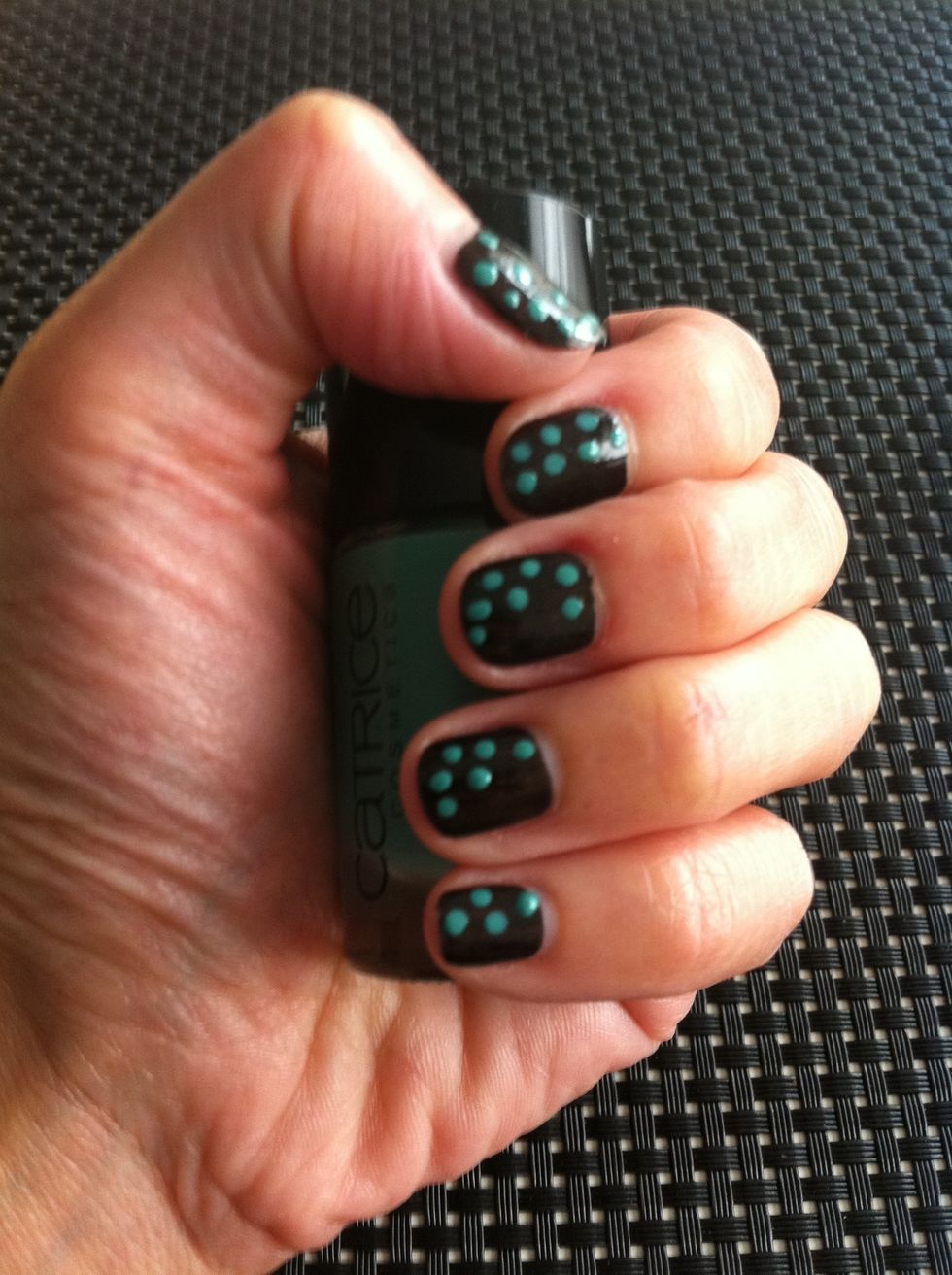 And make (big) dots on one half of each nail. Now wait until it dries very well.