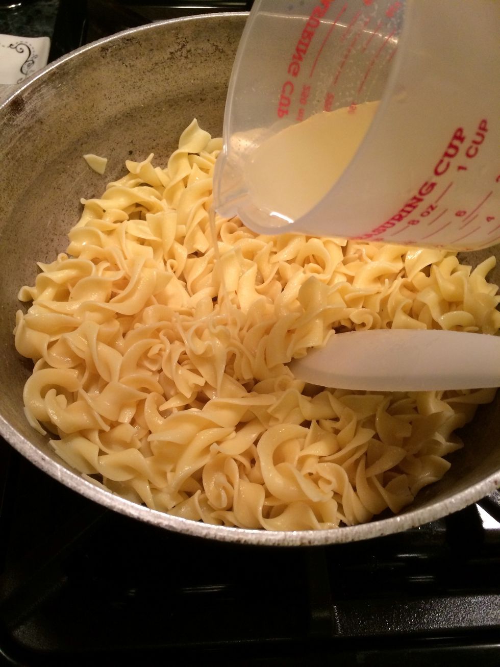 And moisten the noodles with it. Set the remaining broth on the side and use it sparingly if it gets too dry.