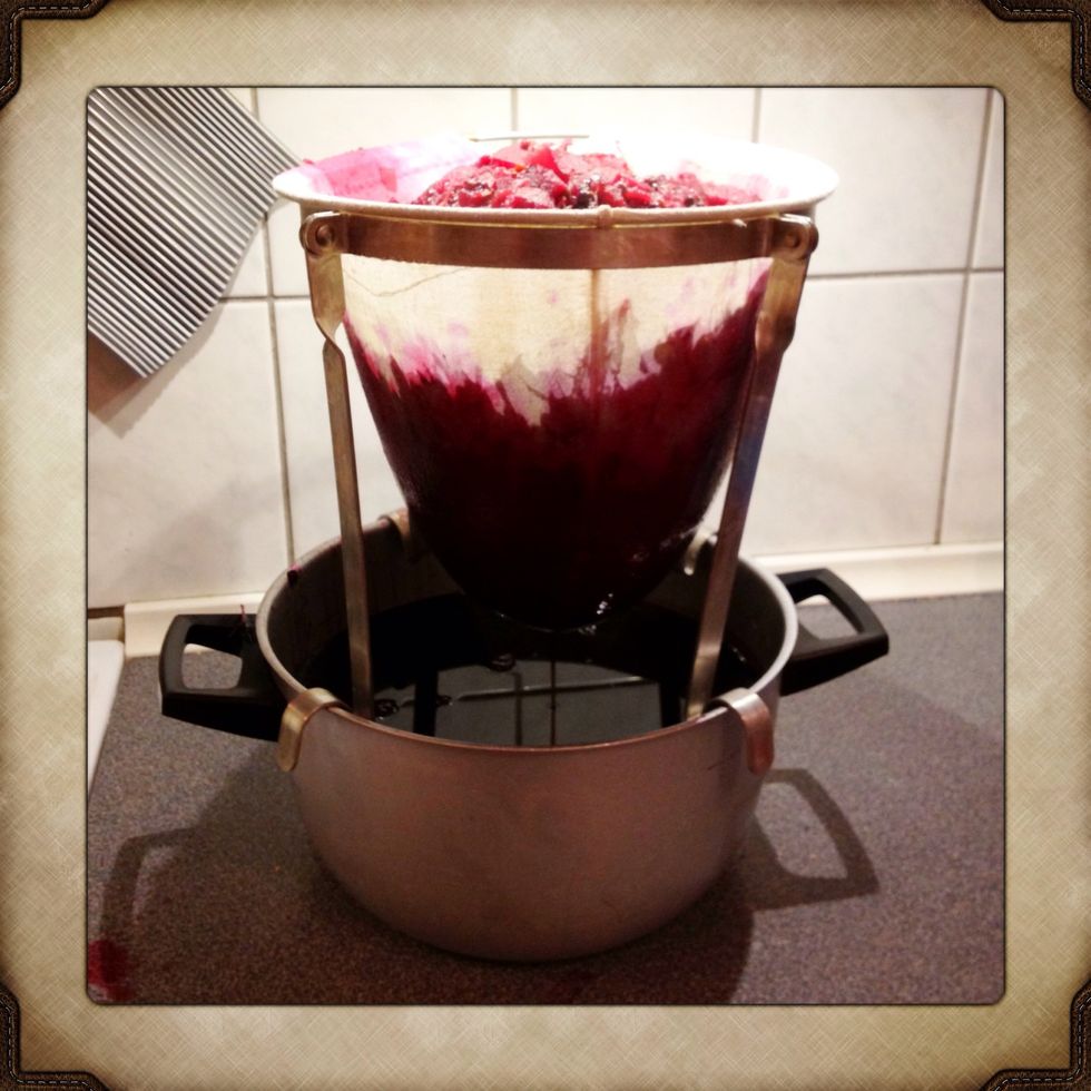 ... And now holding everything from the pot (and me being a nervous wreck - worrying for another disaster with juice all over the kitchen)