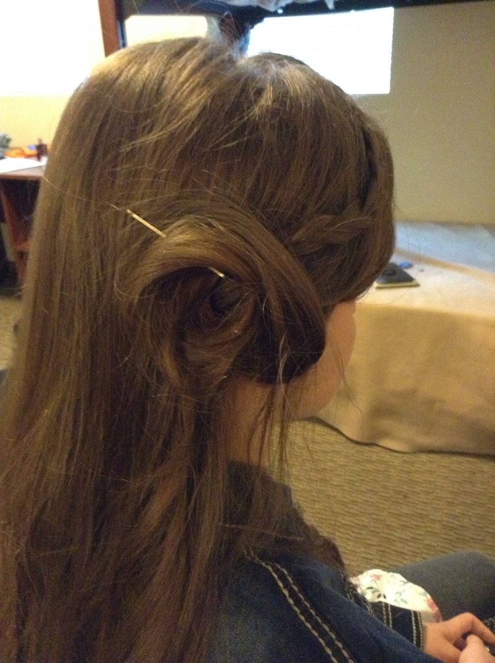 And pin like so! (It doesn't look great to begin with, but don't get to technical yet... Just keep pinning up pieces!)