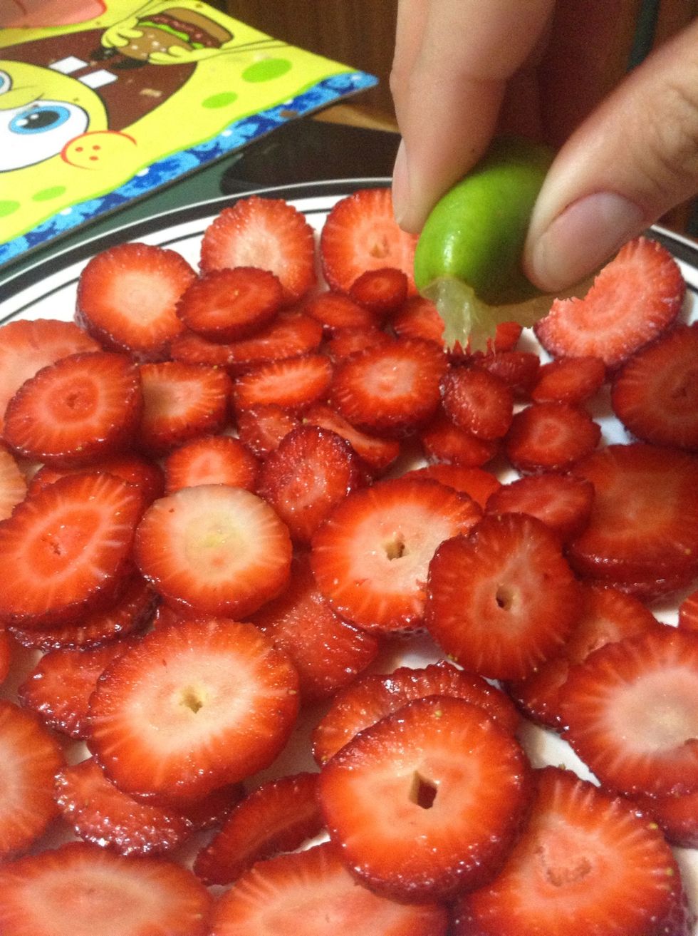 And pour lemon juice over the strawberry slices. This will give the fruit a little extra acid taste that will contrast perfectly with the sweetness of the rest of the pie.