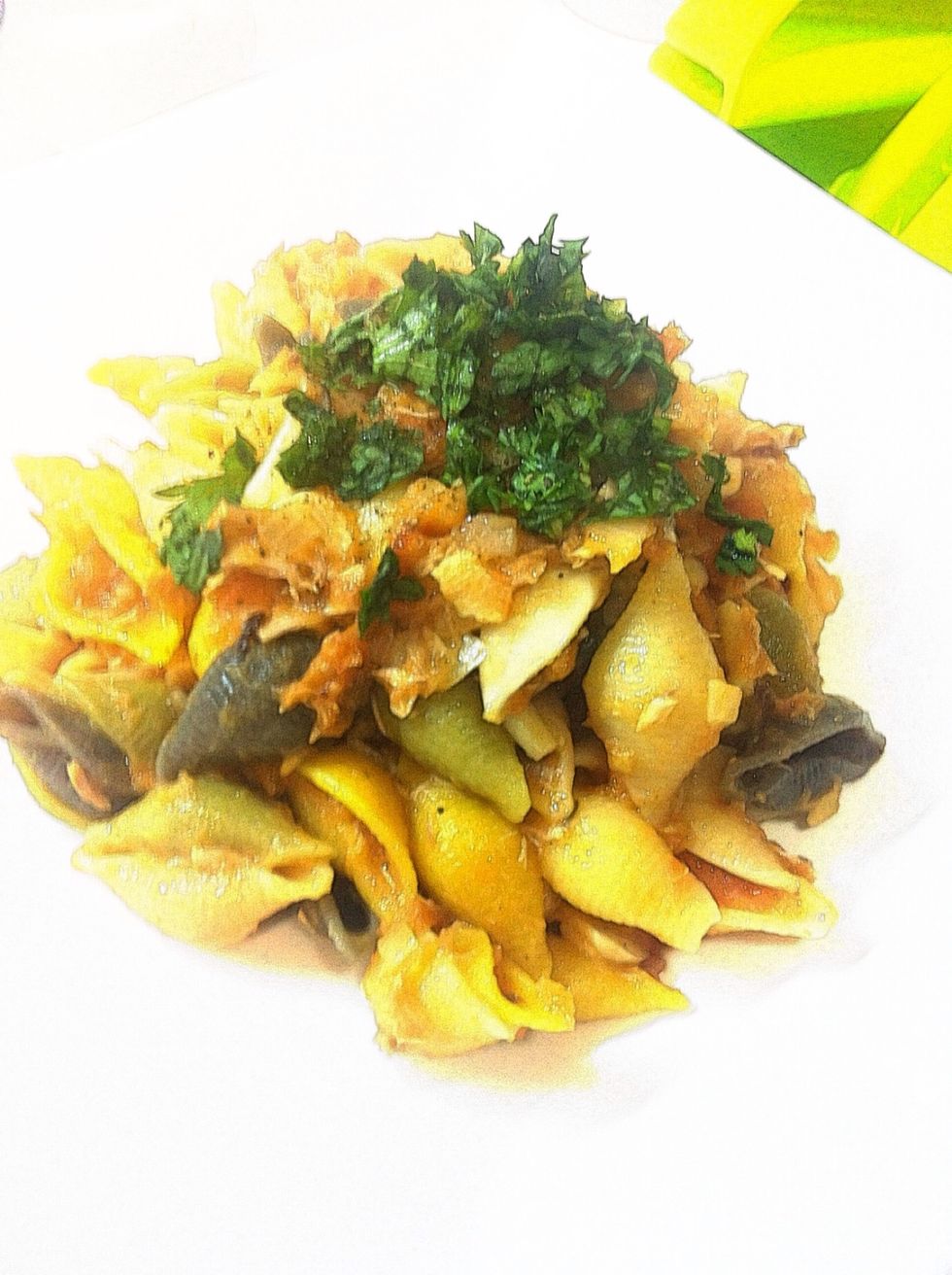 And put chopped parsley on the pasta. (Actually i didn't have any parsley, so i used crown daisy instead, it doesn't matter) Then enjoy your delicious dinner!