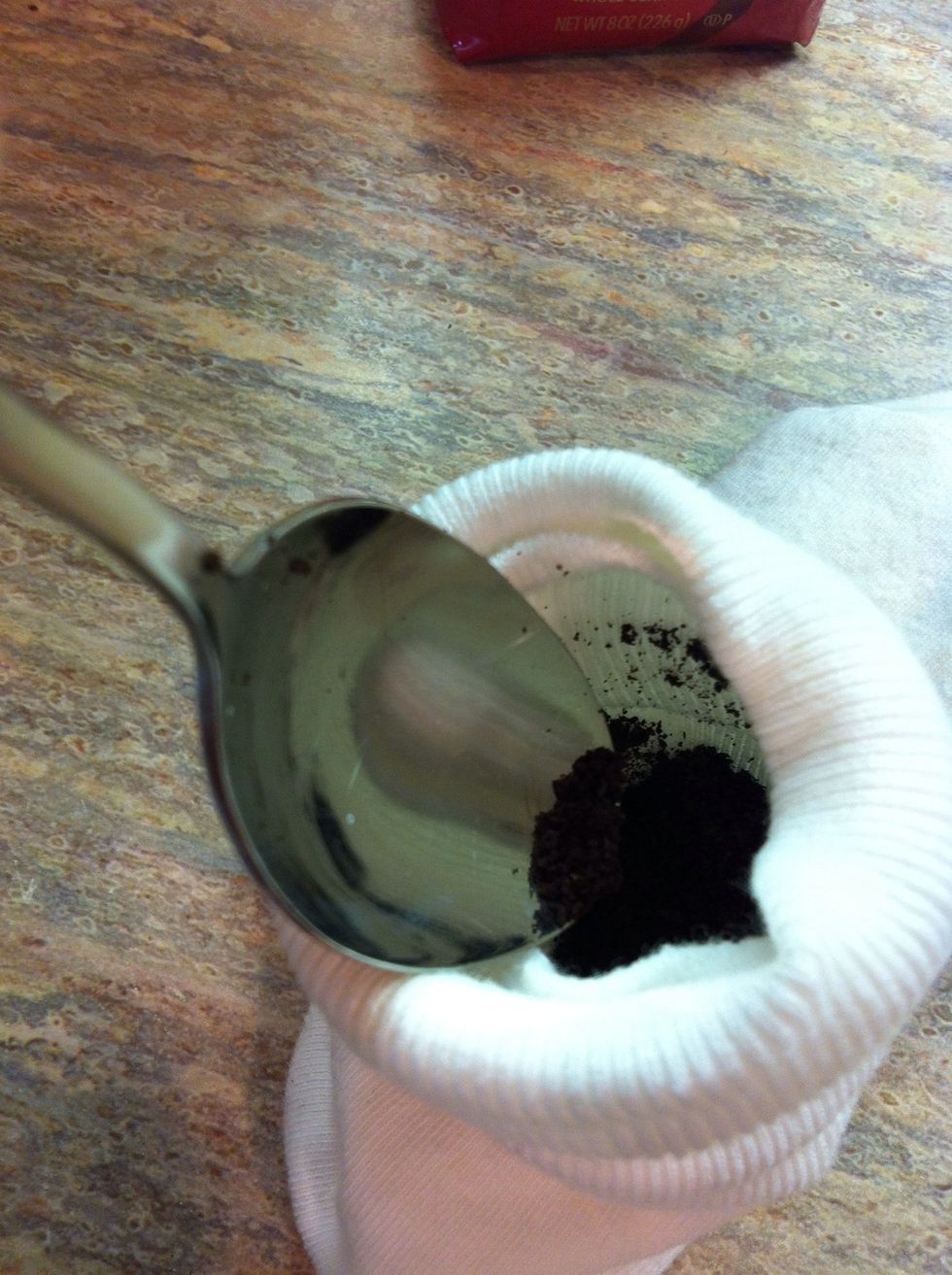 And put in the coffe beans/ grounds