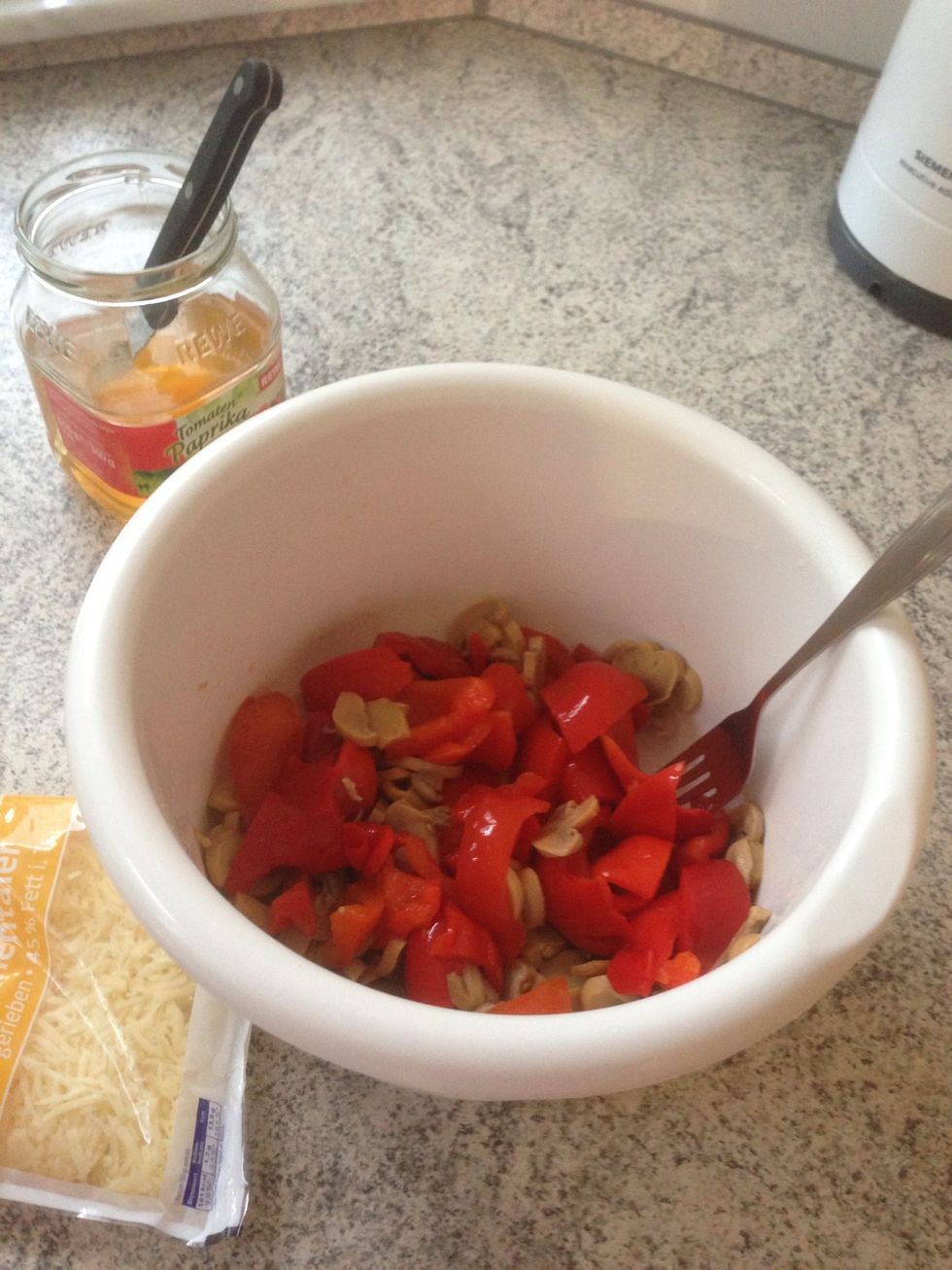 And put them with red Pepper into a bowl.