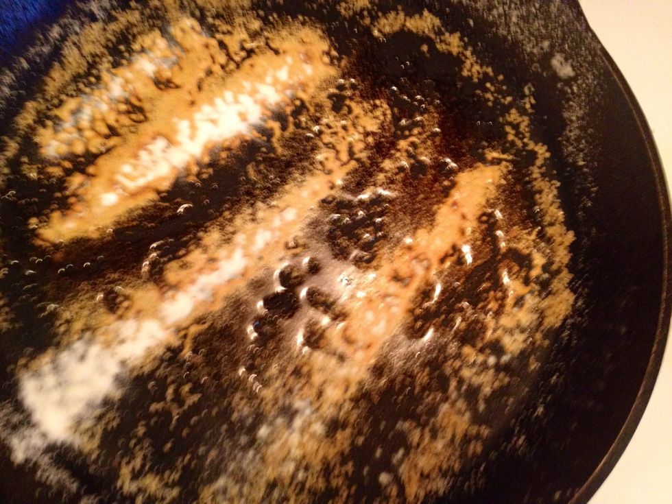 ...and quickly add salt (only if you use unsaltad nuts). Sorry for the blur but at this stage there really wasn't time to take several photos.