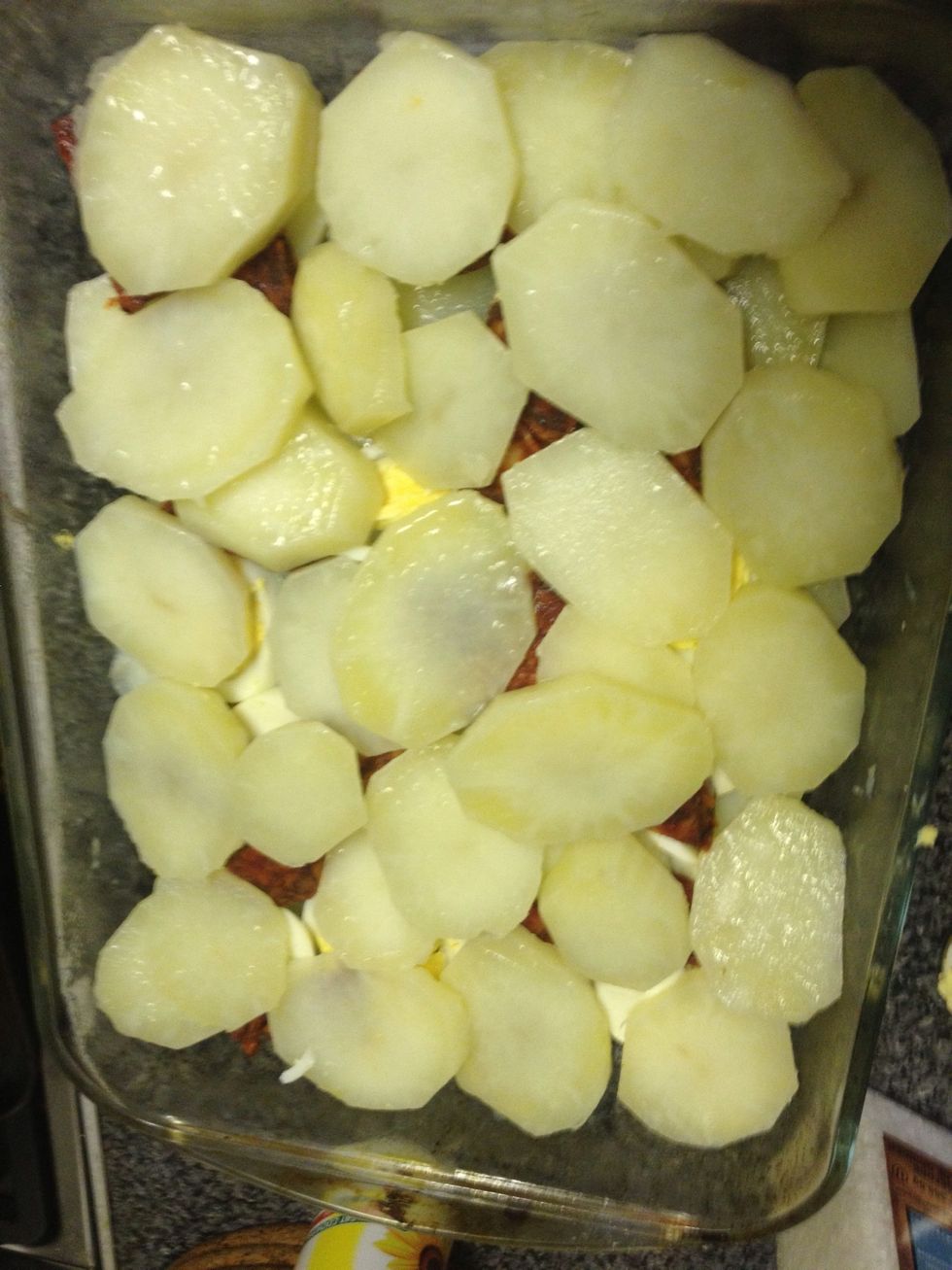 And repeat. 1 layer of potatoes (don't forget to salt them!), 1 layer of eggs (you can put more than me depending on your taste) and 1 layer of chorizo.