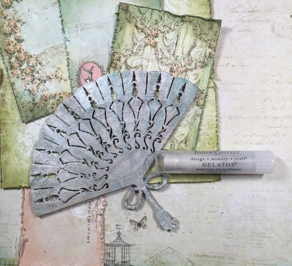 And some random silvery gelato smudging over the paint gives it a nice complete look.