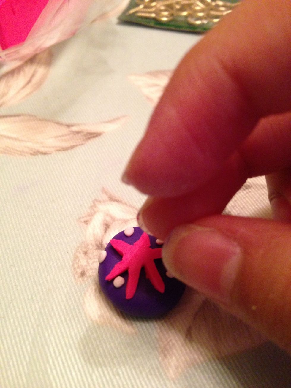 And speckle ur charm with the white clay