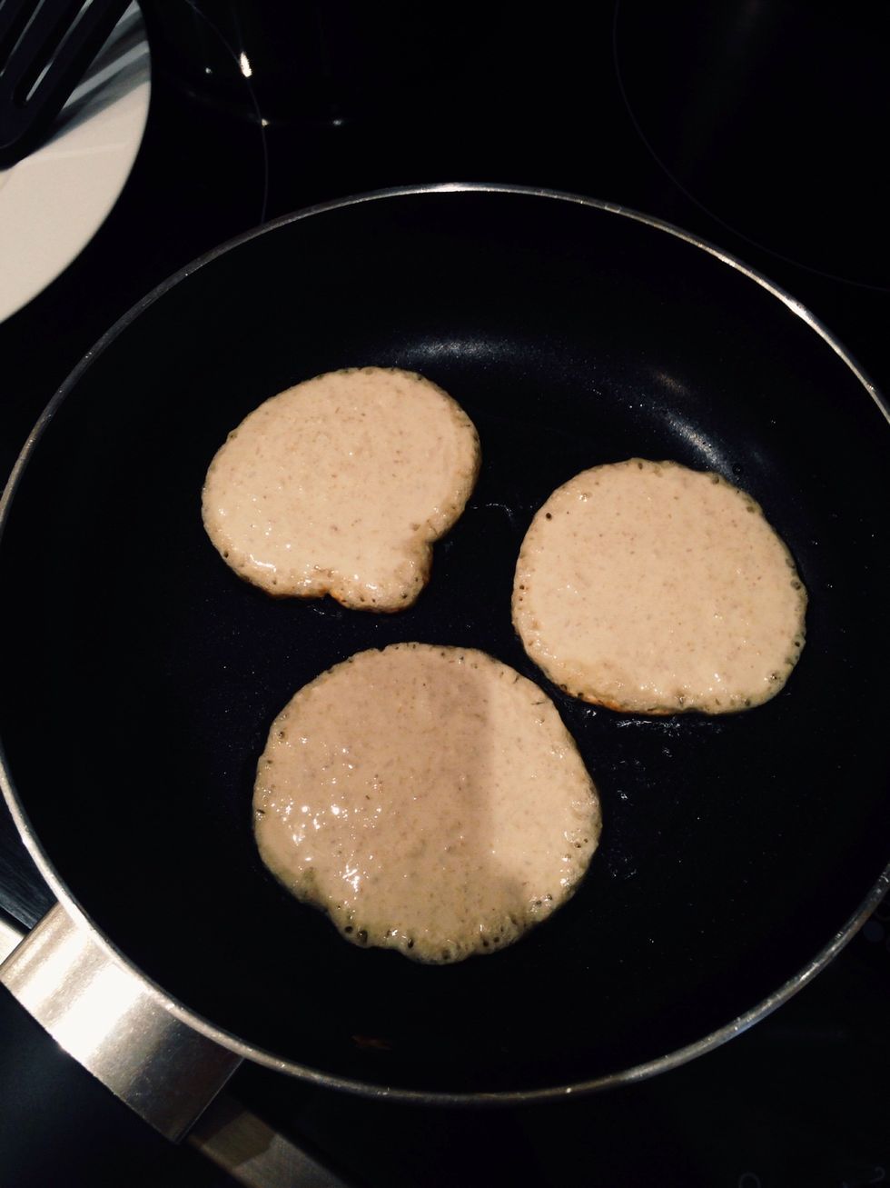 And start cooking my pancakes on each side for 2-3 minutes.