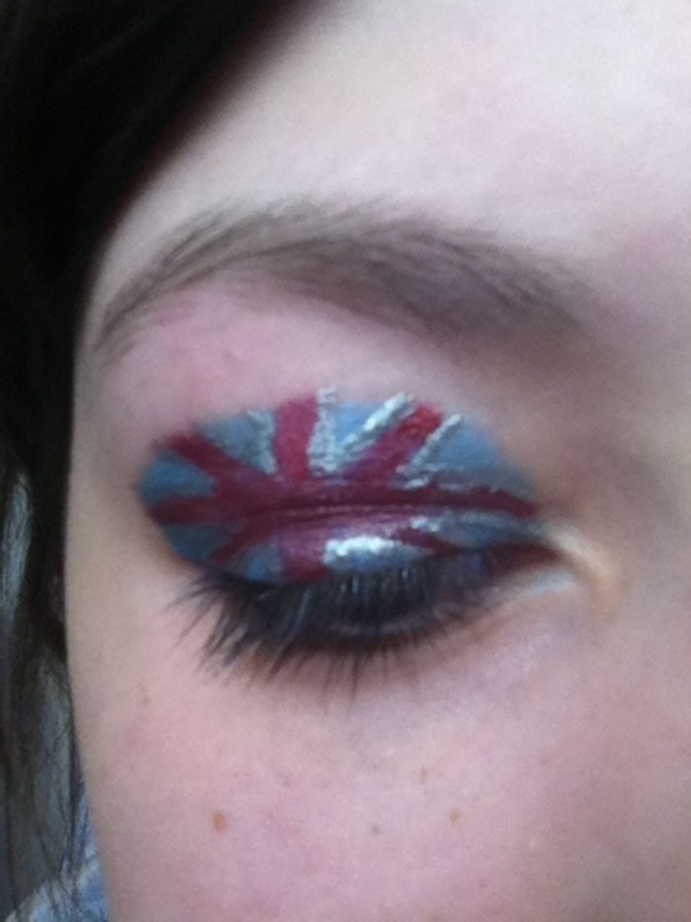 And start to outline all the red lines with a white or silver eyeliner.