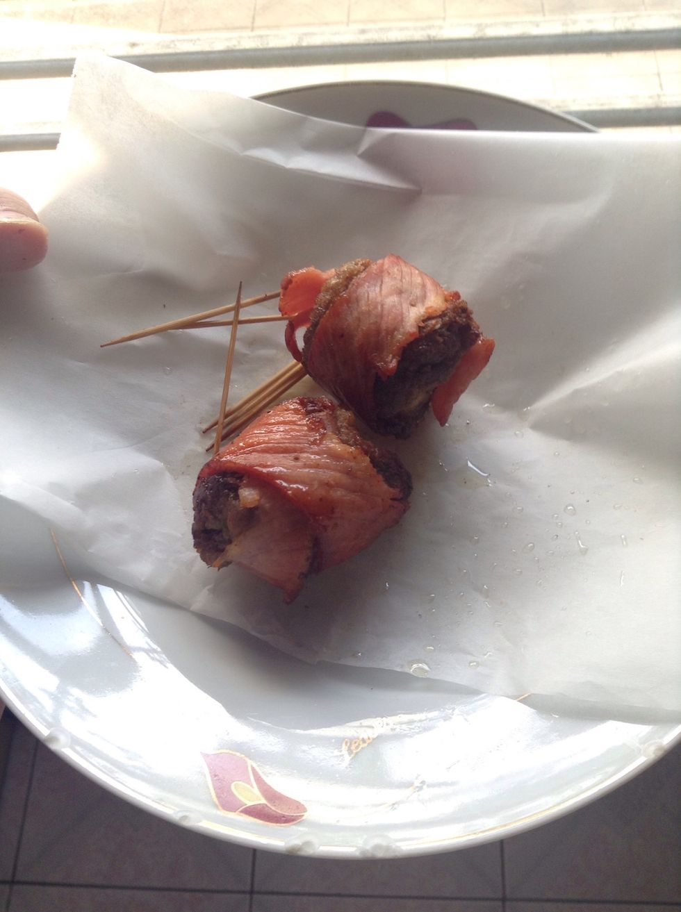 And ta-daaa~! Your mashed potato bacon bomb is done and ready to serve! You should let it cool down just a little bit, you'll get a gorgeous, delicious string cheese inside! \ud83d\ude0b