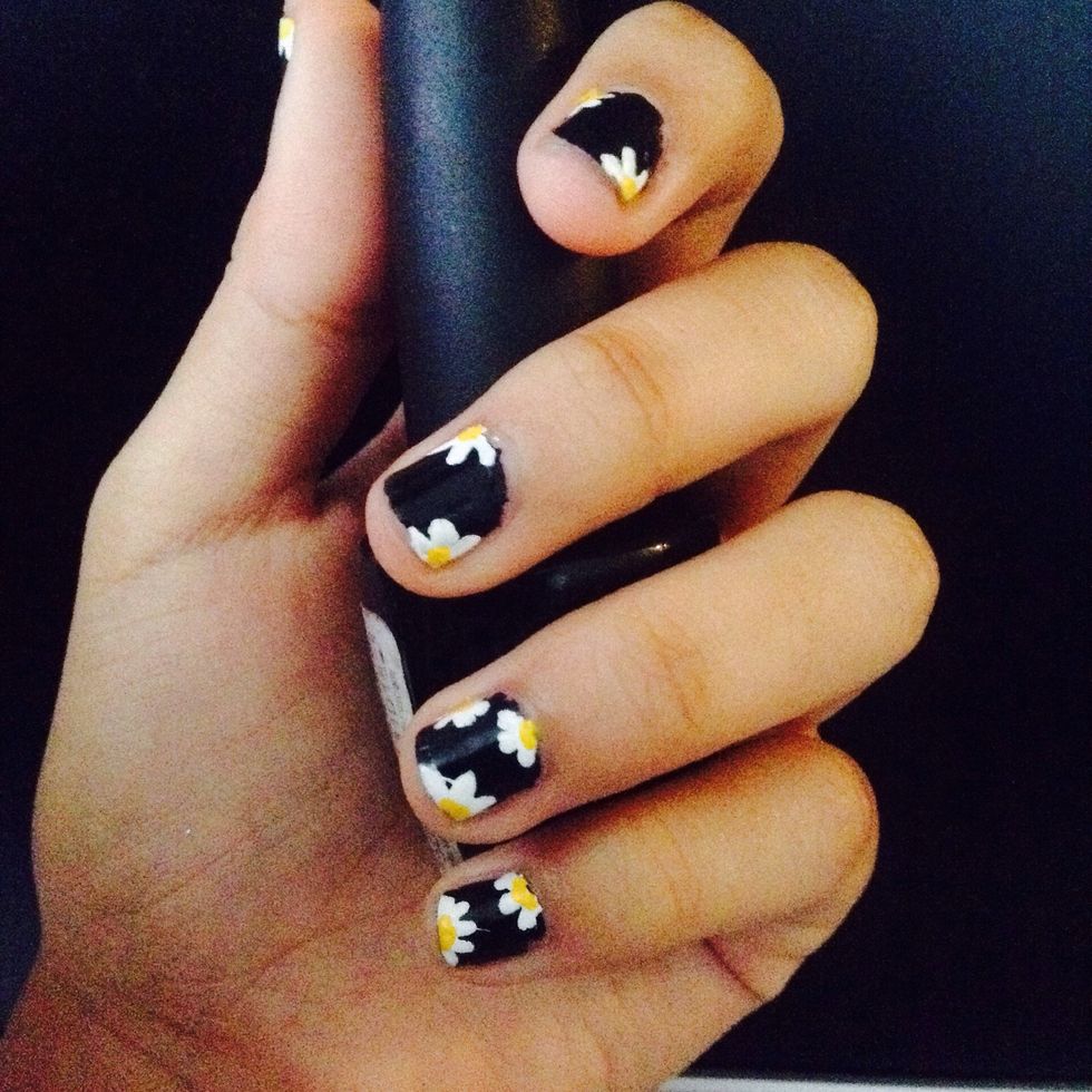 And Tadaa! You got a beautiful daises nails. \u2728 If you want, put a some transparent nail polish for durability and shine. Hope you liked it \ud83d\udc95