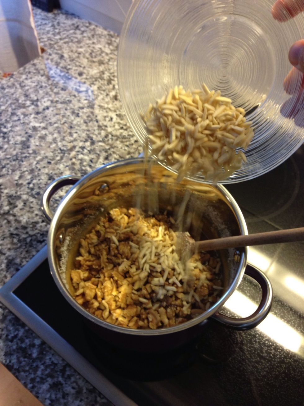 ...and the almonds. You roast them shortly together with the caramelised sugar.