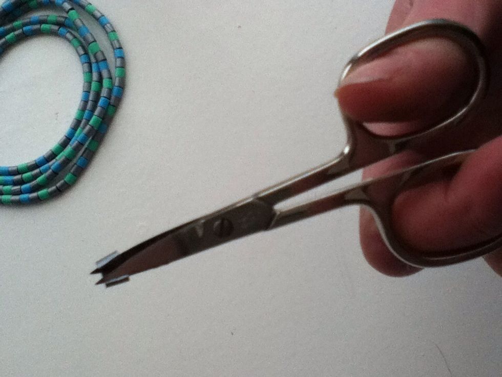 And then open the scissor, so that the bead open.