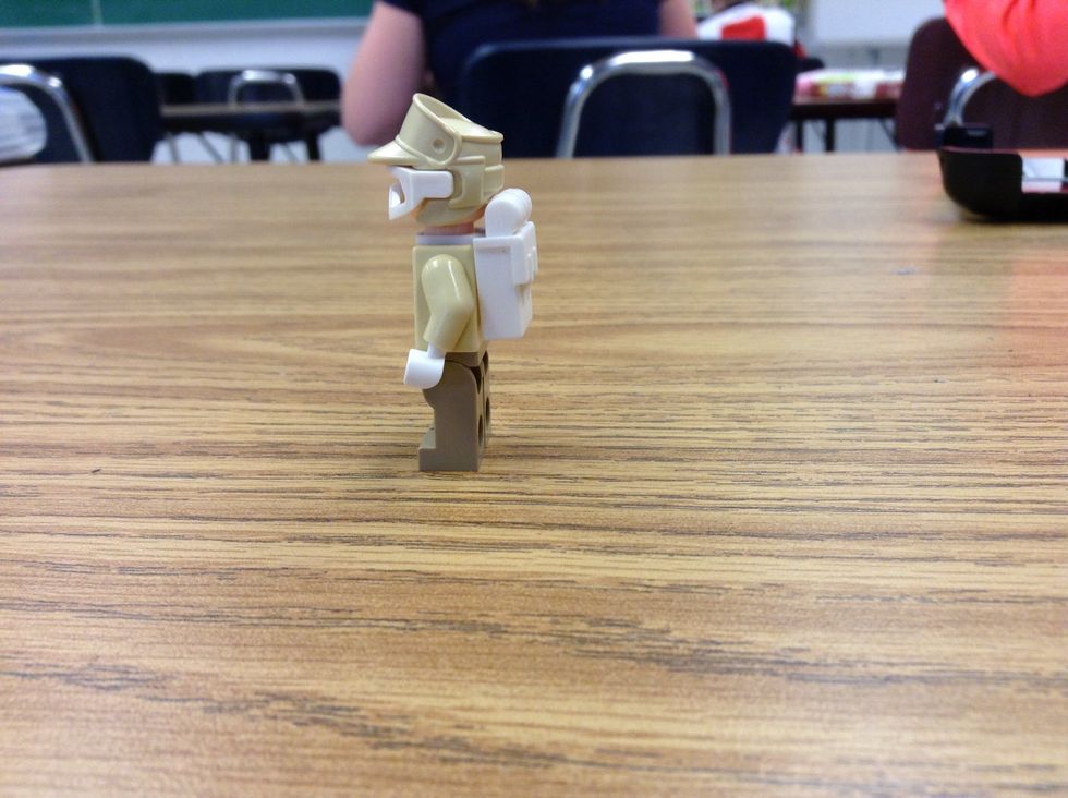 And then, put the accessories on the figure.