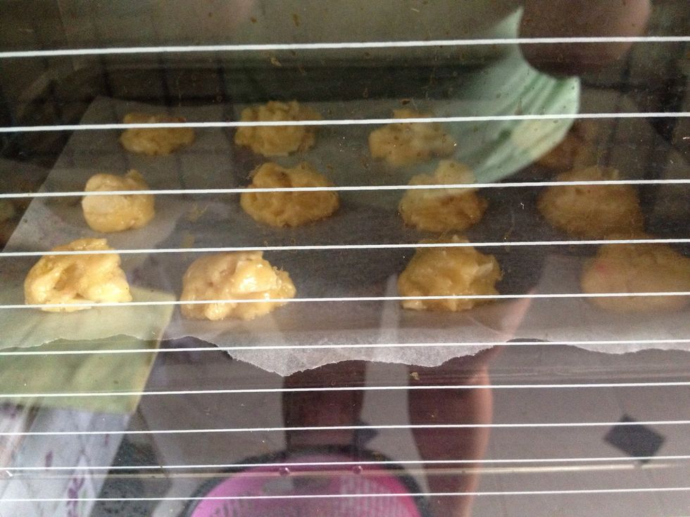And then send them in for baking! Actually, I don know how to operate his oven as this is a new oven, so I sat in the kitchen and stared at my cookies~