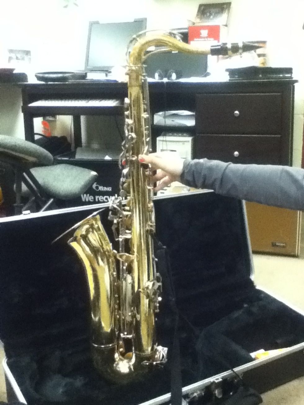 How to hold a tenor saxophone properly B+C Guides