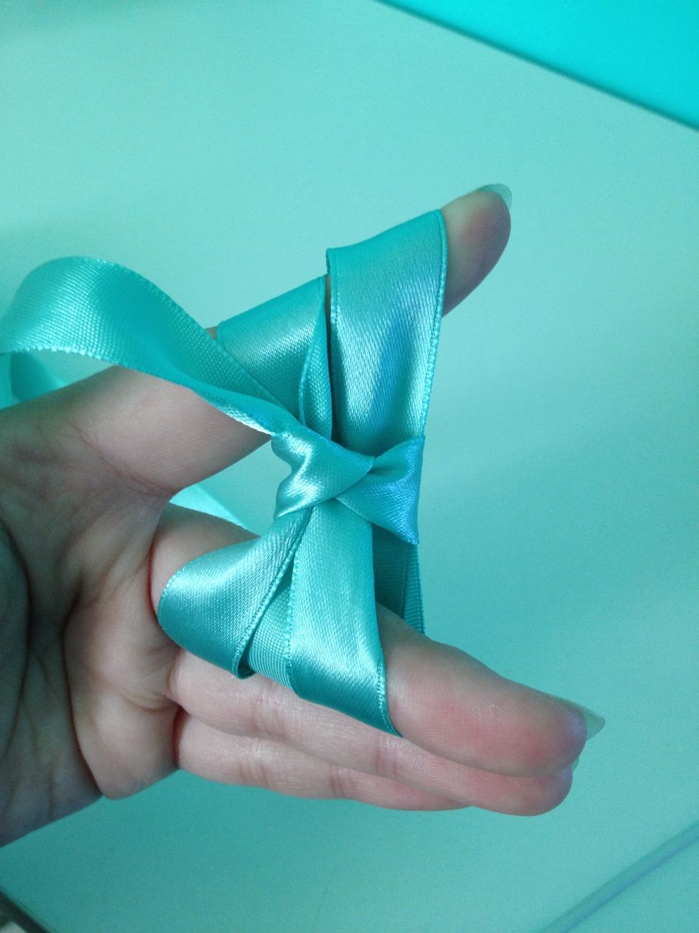 ...and tighten! It should create a knot. Try to align the knot to the middle. Remember: knot it tightly!