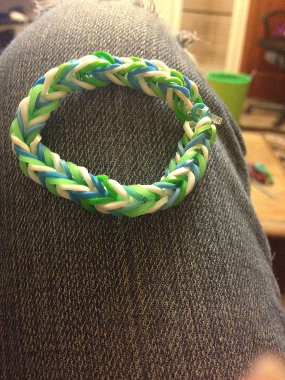 And walla there you go hope you enjoy your knew fun and easy fishtail loom braclet