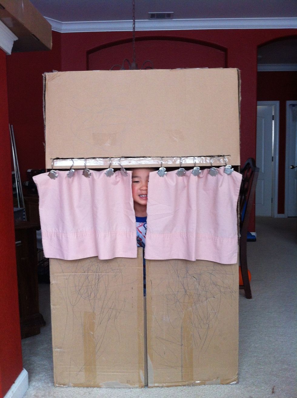 And we're ready for the show!!! We'll probably paint and decorate our theatre later. We got started on the decorating as you can see with a pen. Nice project for a rainy day! And hours of fun later!