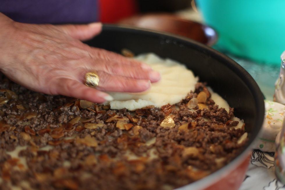 And with the other half of the potato mash mix, cover the meat all around.