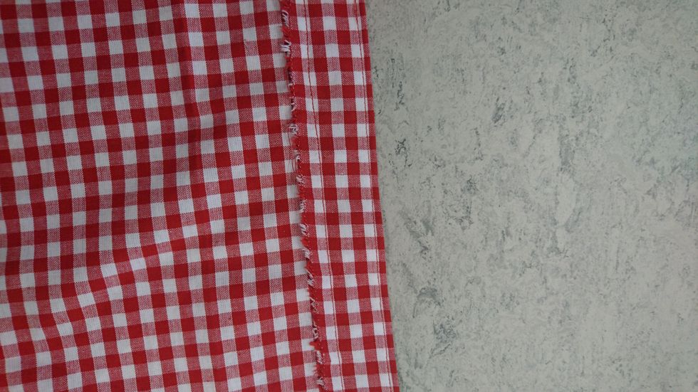 Andra s\u00f6mmen syr du vid nederkanten. l\u00e5t pressarfoten f\u00f6lja din sicksackskant. Du har nu sytt en kanal d\u00e4r du ska tr\u00e4 igenom din virkade snodd senare.