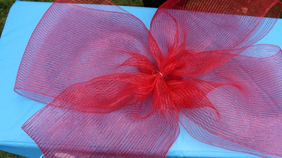 Angle the 10ft (3m) pieces of ribbon on top of each other. Secure with wire.