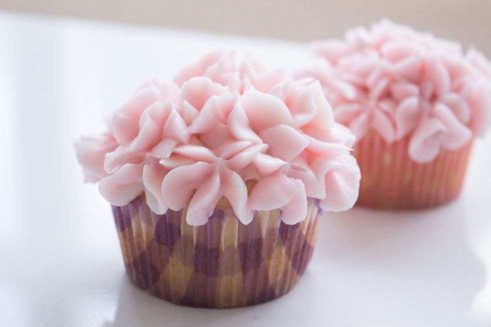 Another picture of the final product: http://annezca.blogspot.ca/2015/11/buttercream-hydrangea-cupcakes.html