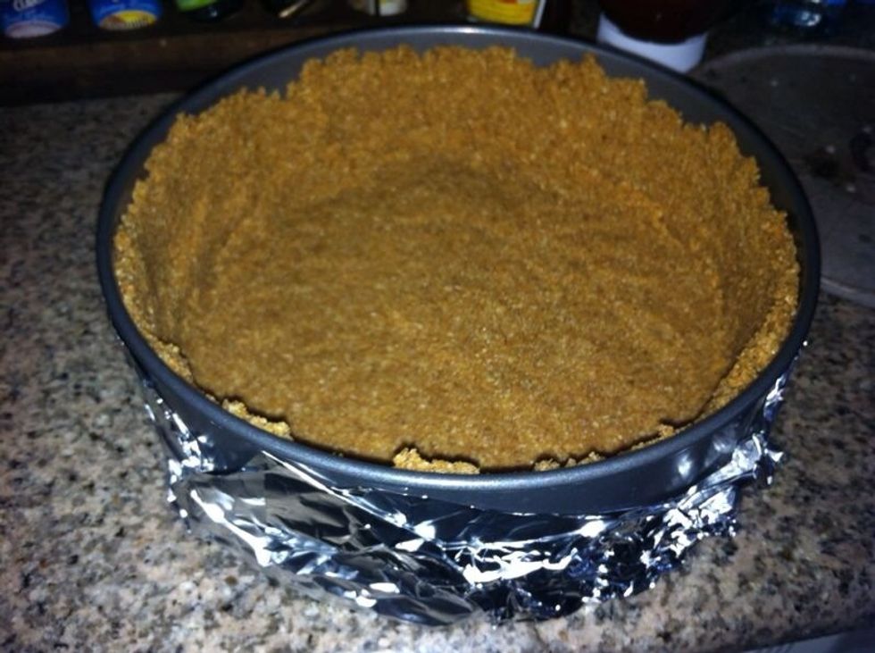 Another view, notice the foil wrap on the pan? I do this to prevent water from getting into the inside of the pan and sogging out my crust! Don't know what I'm talking about? It's ok, keep swiping. \ud83d\ude03