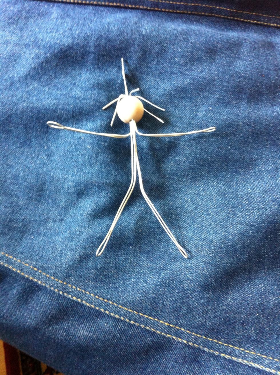 Anpassa ben och armarna. T\u00e4nk p\u00e5 att tr\u00e5darna som sticker upp i huvudet blir h\u00e5ret! B\u00f6j till kroppsformen som du vill ha den.