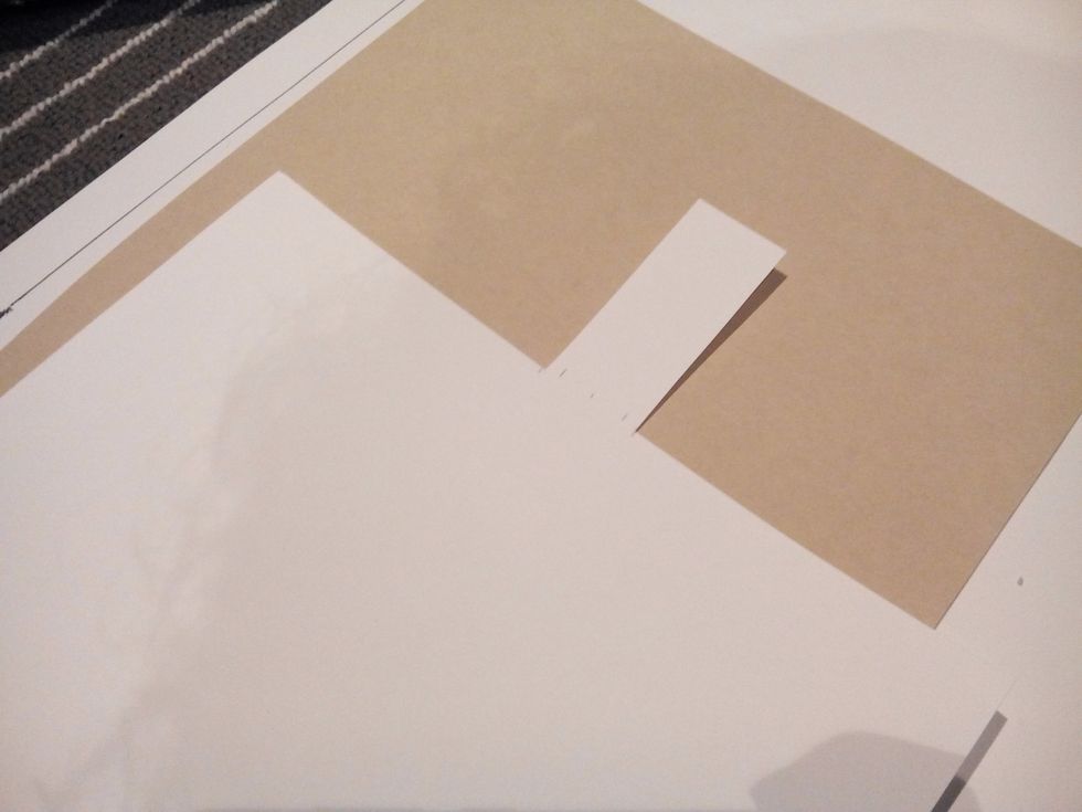 Antes de cortar a largura do \u00e1lbum recorte na pr\u00f3pria cartolina a tira que servir\u00e1 para fechar o album que dever\u00e1 ter pelo menos 6,5cm (ou 2,5 in) por 3cm (ou aproximadamente 1 in).