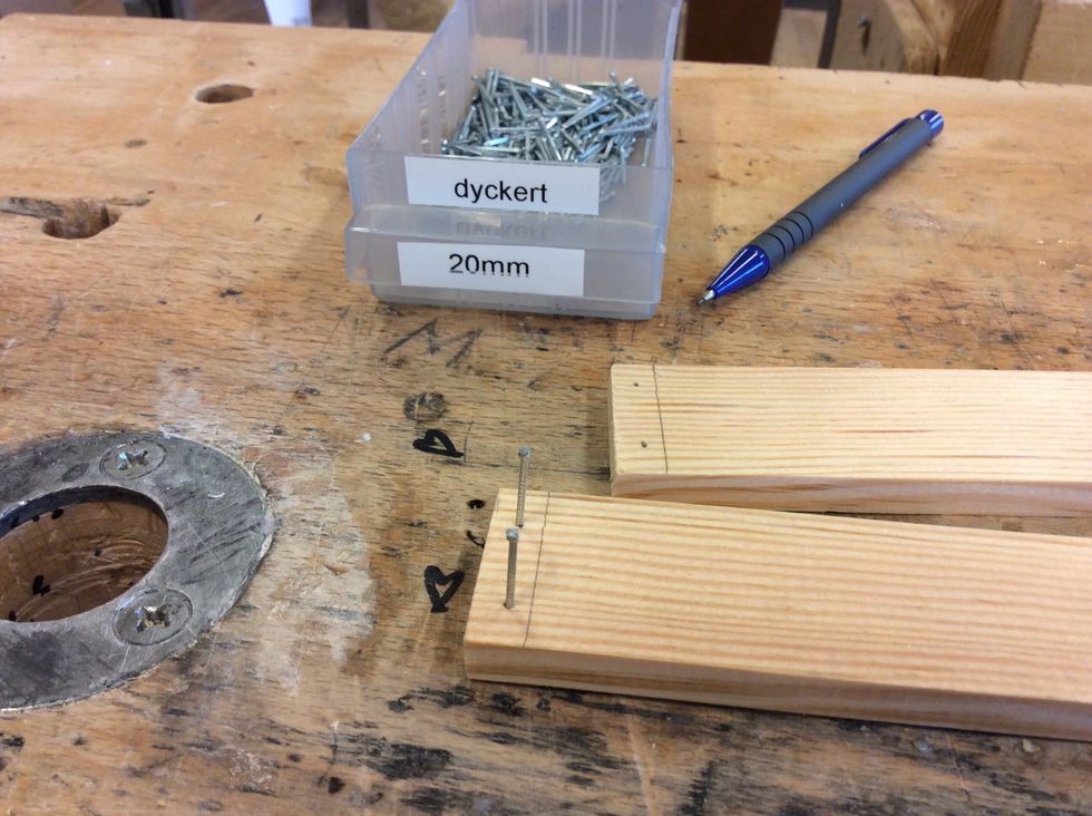 Anv\u00e4nd 20mm dyckert och spika f\u00f6rst fast dem lite grann f\u00f6r att f\u00e5 dem raka.