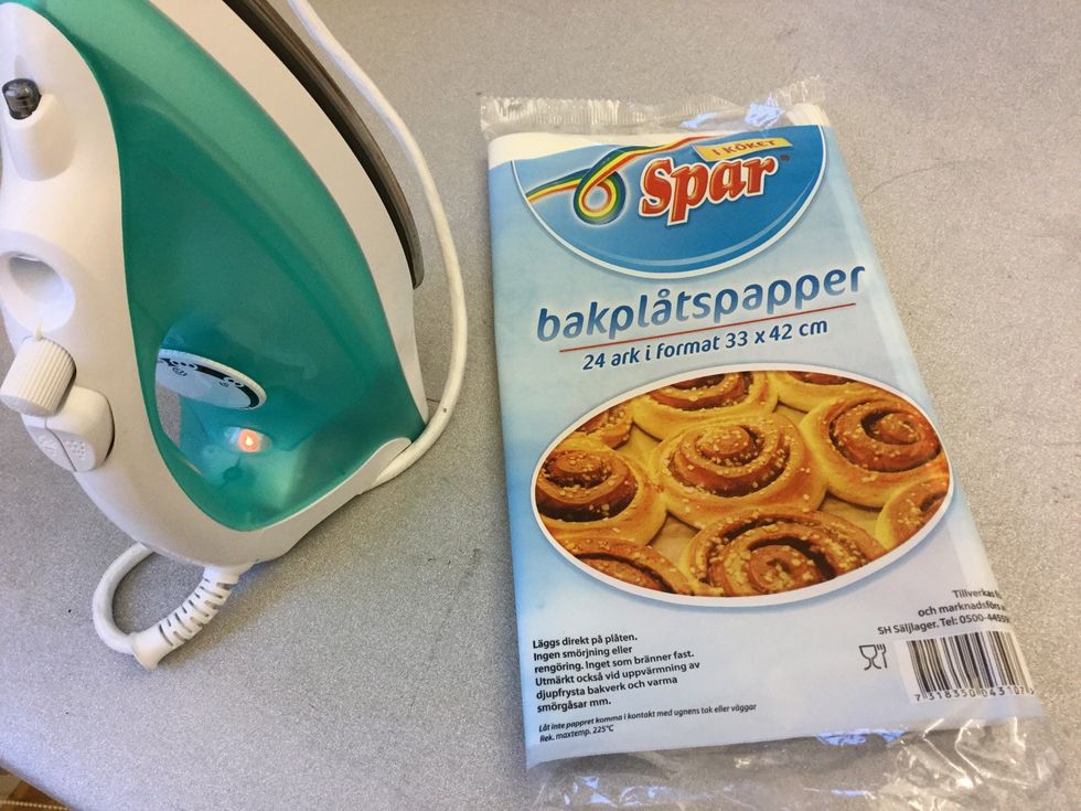 Anv\u00e4nd alltid bakpl\u00e5tspapper n\u00e4r du ska stryka p\u00e5 vliesofix. T\u00e4nd f\u00f6r strykj\u00e4rnet och s\u00e4tt det p\u00e5 ... (h\u00f6gsta v\u00e4rme). B\u00f6rja f\u00f6rst att stryka n\u00e4r lampan p\u00e5 strykj\u00e4rnet sl\u00e4cker.