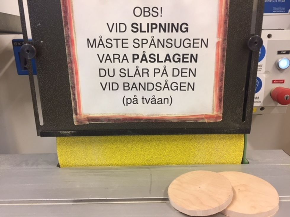 Anv\u00e4nd bandslipen f\u00f6r att slipa cirkeln in till linjen och ta bort de extra millimetrarna samt eventuella bucklor.
