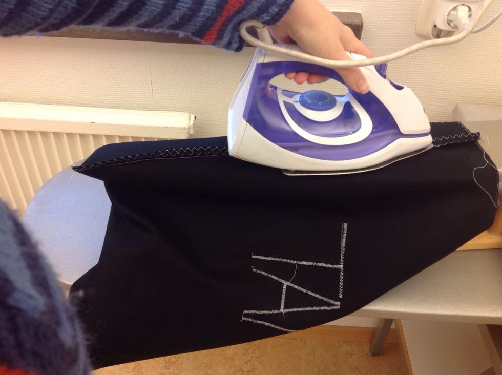 Anv\u00e4nd den lilla \u00e4rmstrykbr\u00e4dan och stryk is\u00e4r s\u00f6msm\u00e5nerna.