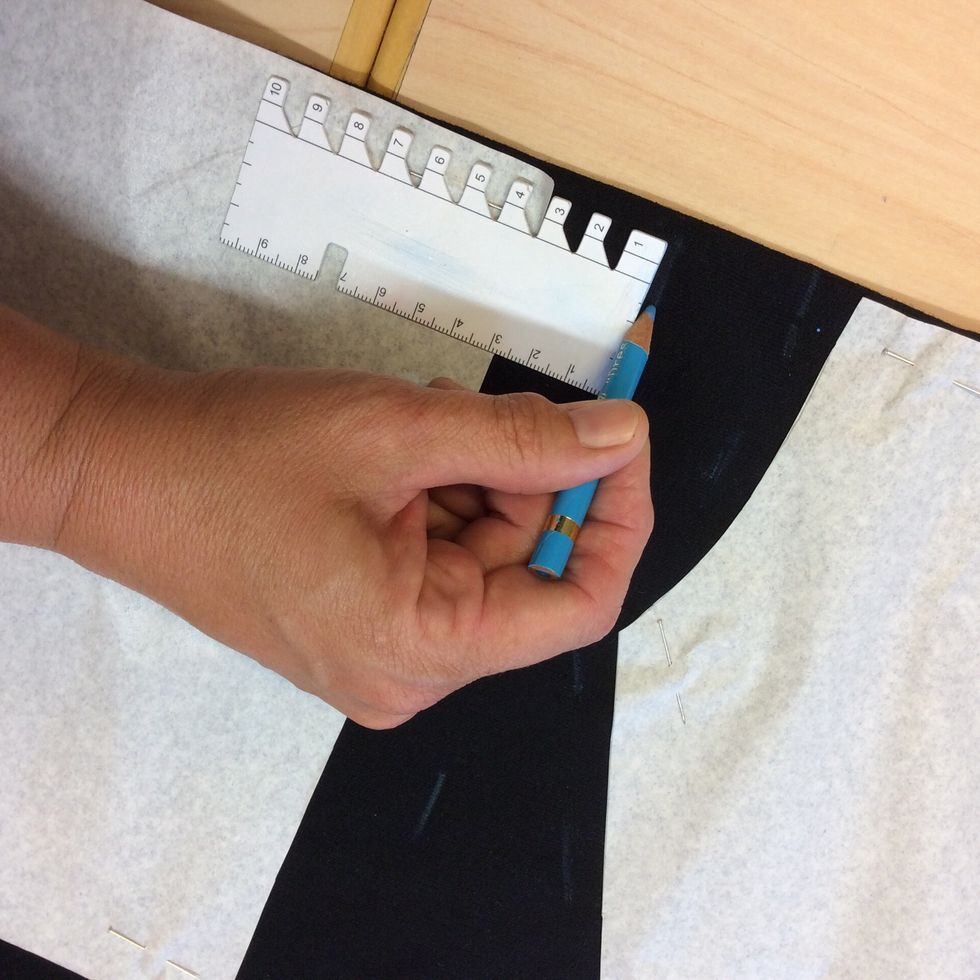 Anv\u00e4nd dig av en m\u00e4tsticka och en tygpenna och rita ut 1 cm eller 3 cm s\u00f6msm\u00e5n runt alla m\u00f6nsterdelarna. Titta p\u00e5 n\u00e4sta bild.