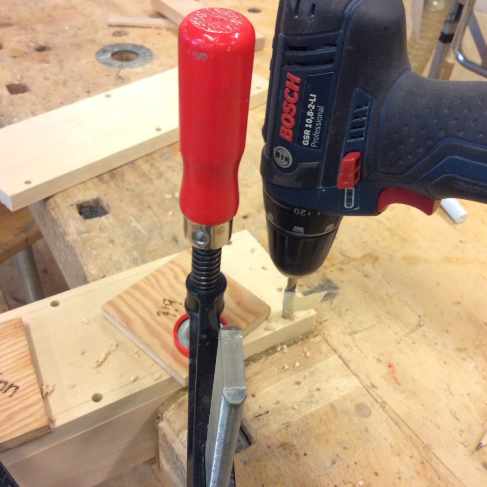 Anv\u00e4nd en borrmaskin med ett 6mm borr. S\u00e4tt fast en tejp p\u00e5 30mm p\u00e5 borret s\u00e5 du inte borrar f\u00f6r djupt.