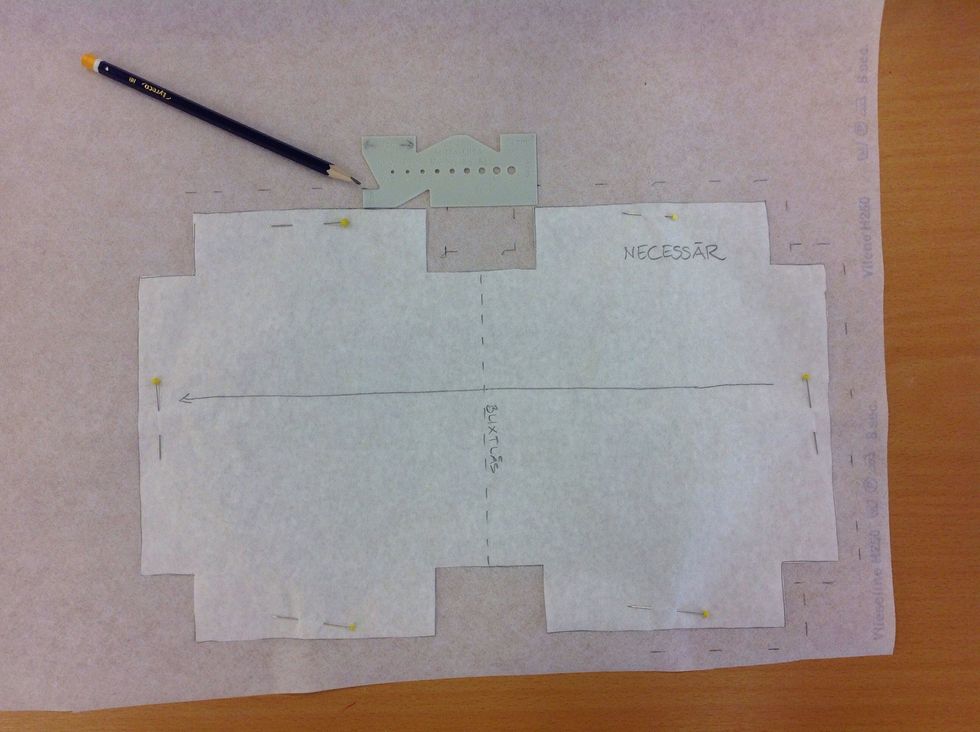 Anv\u00e4nd en m\u00e5ttlisa och rita ut en centimeter s\u00f6msm\u00e5n runt om.