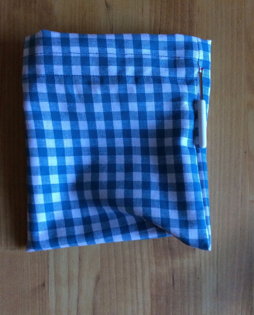 Anv\u00e4nd en spr\u00e4ttade och spr\u00e4tt f\u00f6rsiktigt upp tv\u00e5 stygn i sidan, mellan s\u00f6mmarna f\u00f6r kanalen.