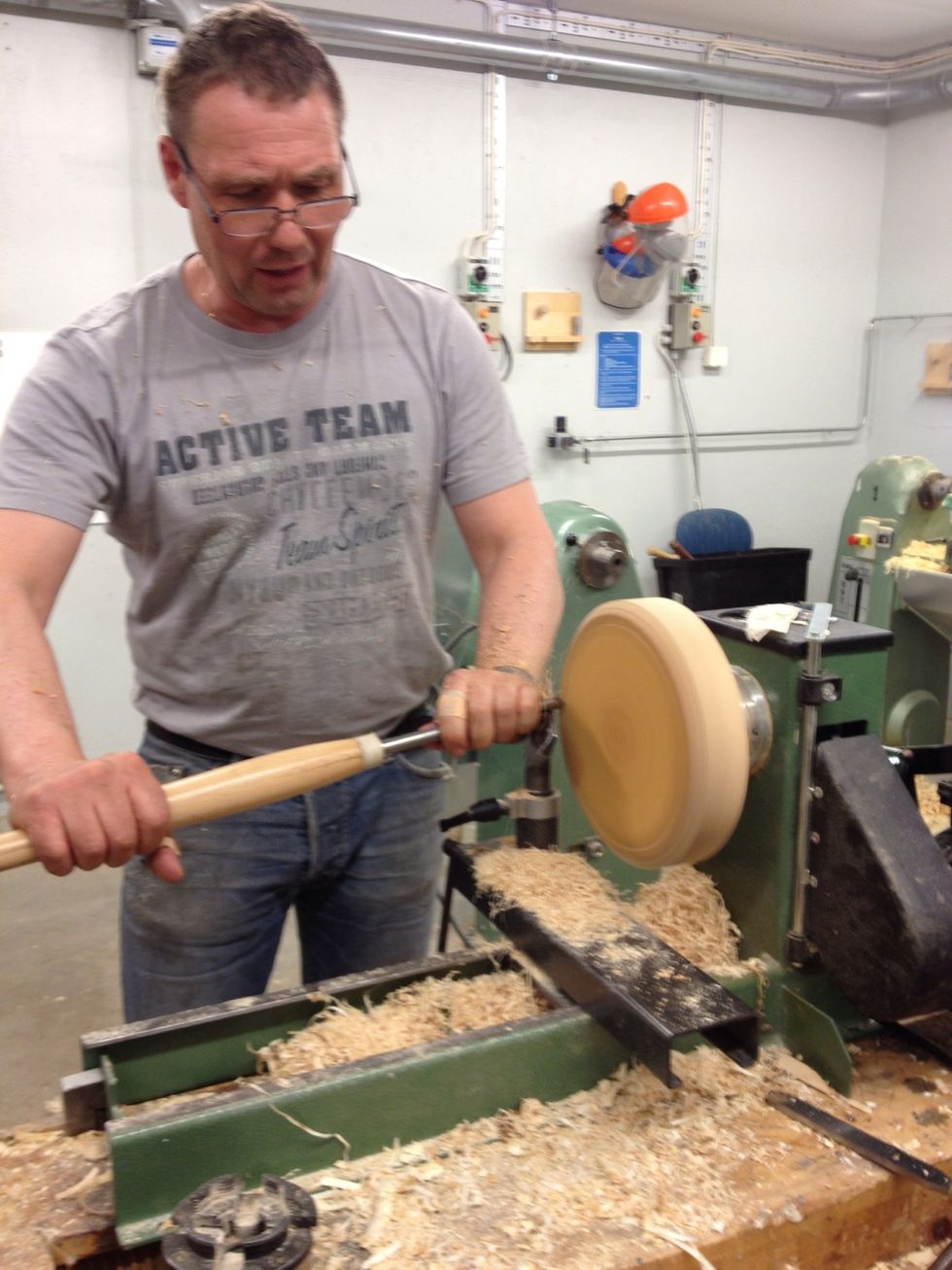 Anv\u00e4nd ett h\u00e5lj\u00e4rn och svarva utsidan i \u00f6nskad form.