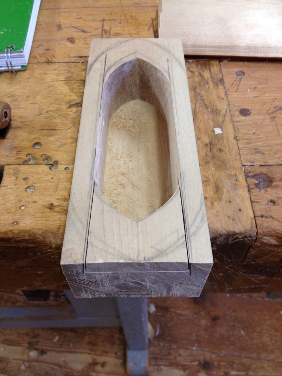 Anv\u00e4nd ett st\u00e4mj\u00e4rn och sl\u00e5 f\u00f6rsiktigt bort tr\u00e4et d\u00e5 att du f\u00f6r en \u00f6ppning f\u00f6r locket.