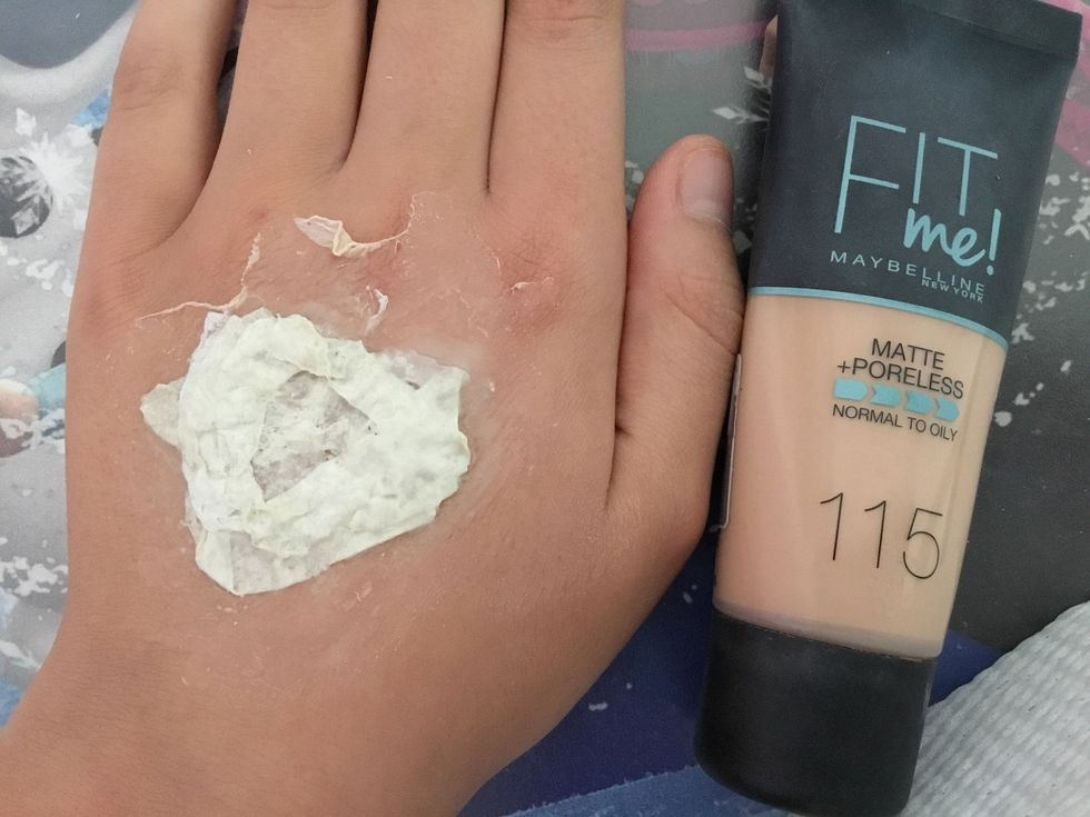 Anv\u00e4nd foundation och t\u00e4ck fake huden med den.