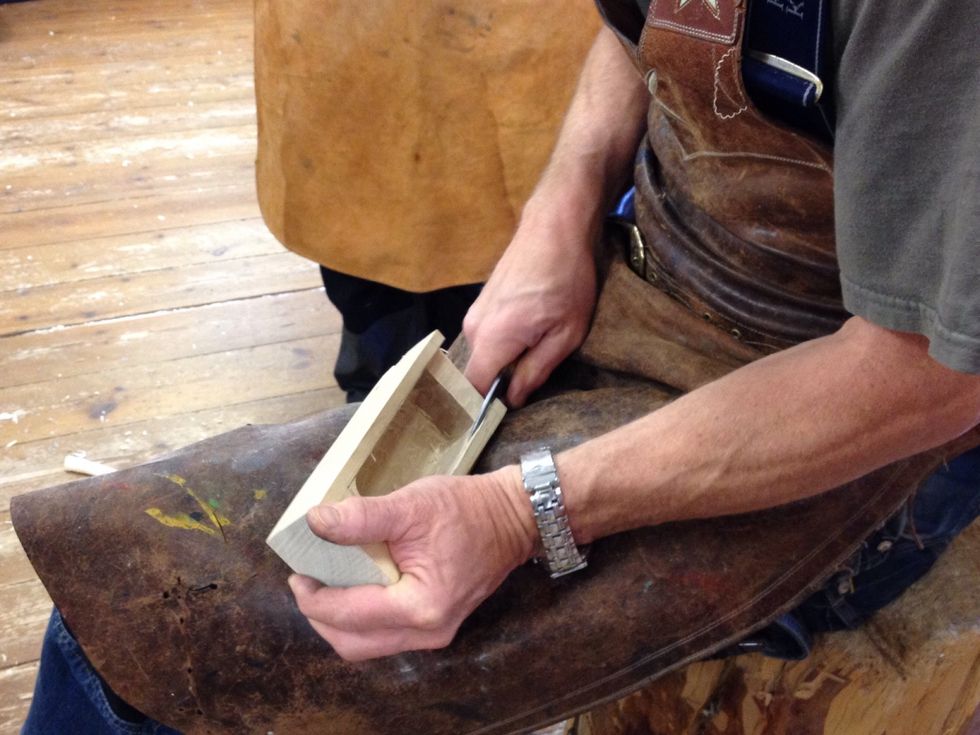 Anv\u00e4nd kniv och st\u00e4mj\u00e4rn f\u00f6r att snygga till \u00f6ppningen.