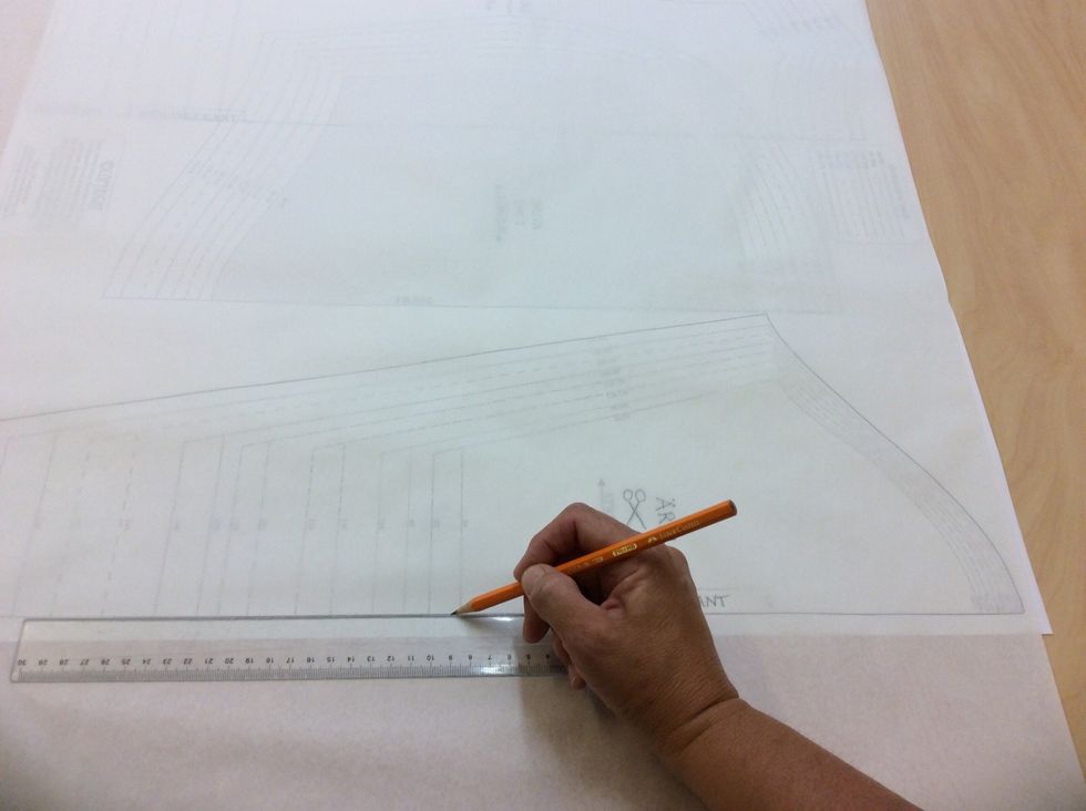 Anv\u00e4nd linjal till raka linjer och var noga med att skriva i det som st\u00e5r p\u00e5 m\u00f6nsterdelarna.