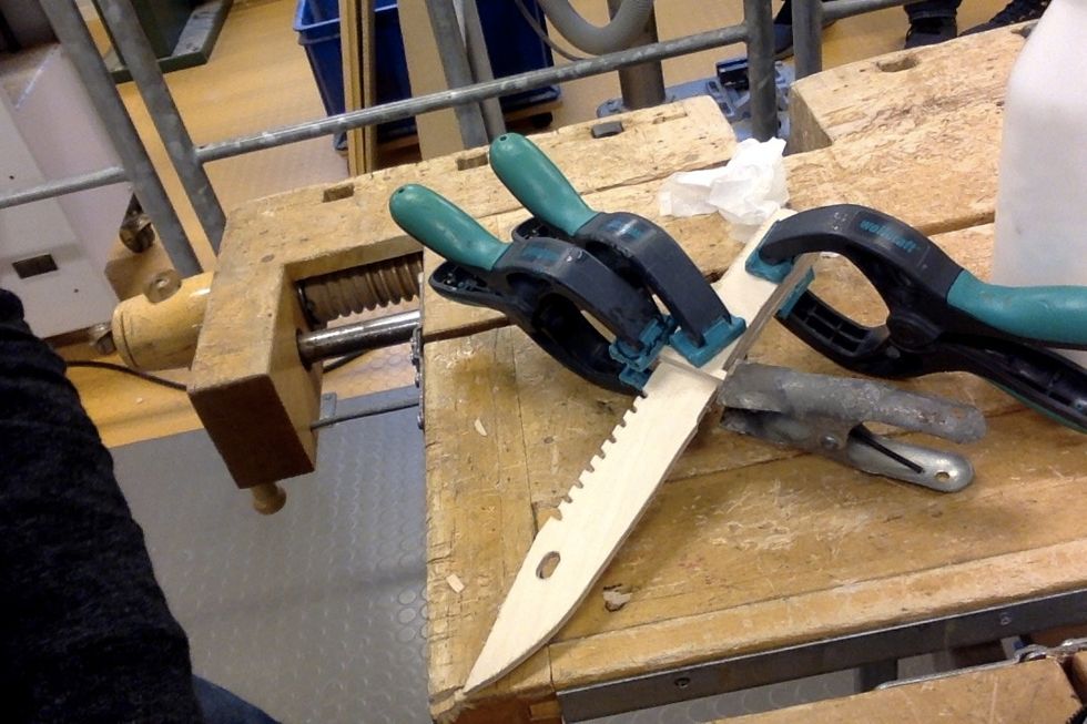 anv\u00e4nd n\u00e5gra kl\u00e4mmor s\u00e5 den sitter h\u00e5rt fast