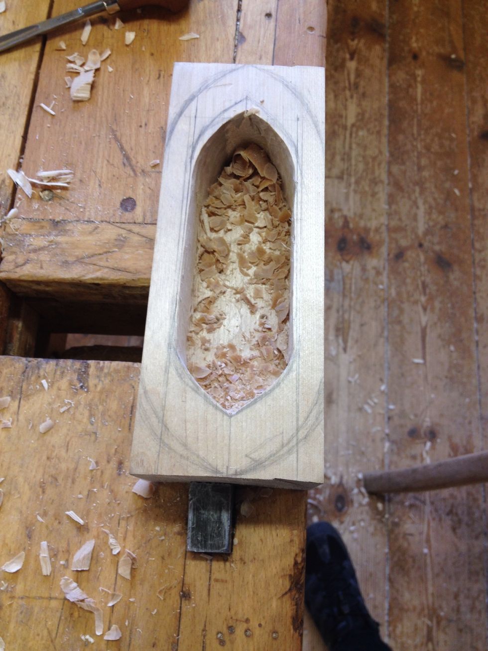 Anv\u00e4nd olika j\u00e4rn, till exempel ett st\u00e4mj\u00e4rn, f\u00f6r att g\u00f6ra ett sl\u00e4tt och fint h\u00e5l.